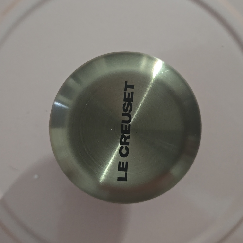 Le Creuset Signature Round Dutch Oven, 7.25 qt., Color Pêche, Retail $479.95 USD - Picture 9 of 16